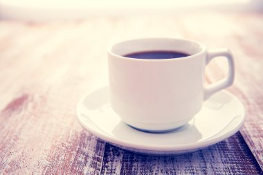 ahşap bir adam üzerinde izole bir beyaz fincan Espresso kahve