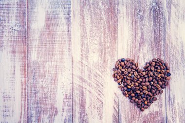 Kahve için aşk bir kalbi olarak kahve taneleri