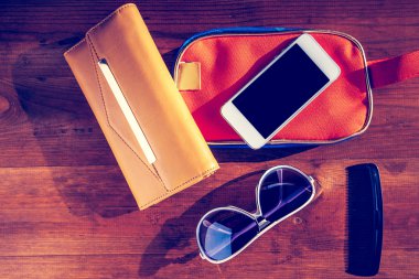 Tahta bir arka planda izole edilmiş seyahat nesneleri