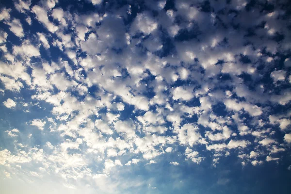 Céu azul com nuvens brancas e cinzentas — Fotografia de Stock