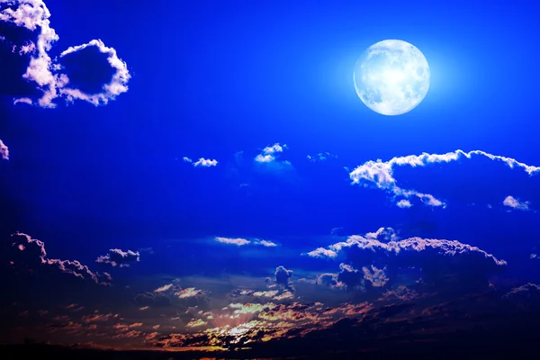 Night sectional sky, large bright moon — Stock Photo, Image