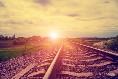 kırsal kesimde sisli sonbahar sabahı sırasında tren yolu