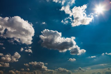 Küçük beyaz bulutlu mavi gökyüzü arkaplanı