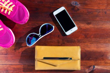 Tahta bir arka planda izole edilmiş seyahat nesneleri