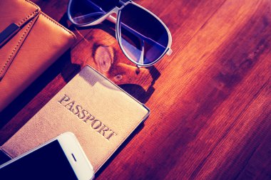 Tahta bir arka planda izole edilmiş seyahat nesneleri