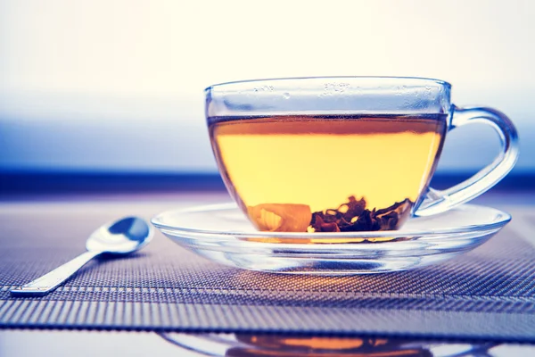 Šálek čaje a máty na dřevěné pozadí — Stock fotografie