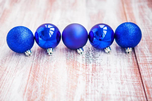 木製の背景に分離されたクリスマス ボール — ストック写真