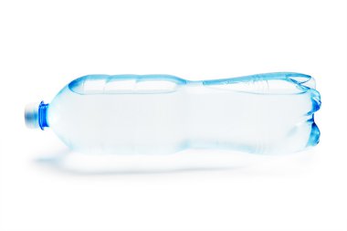 Su dolu plastik şişe.