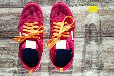 kadın spor ayakkabı, şişe su ile