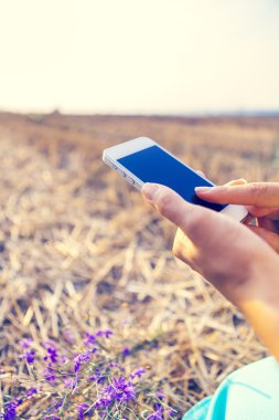 Öğrenci cep telefonu ile fotoğraf çeker