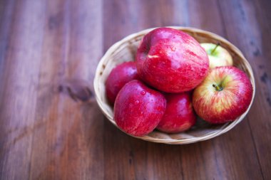 ahşap arka plan üzerinde izole yeşil ve Kırmızı elma