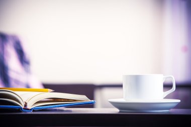 defter ile ahşap bir arka plan üzerinde izole kahve