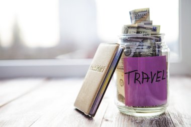 Tahta bir arka planda izole edilmiş seyahat nesneleri