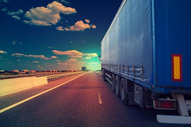 Otobanda bir kamyon