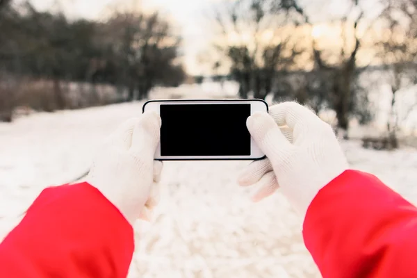 Manos femeninas con teléfono móvil — Foto de Stock