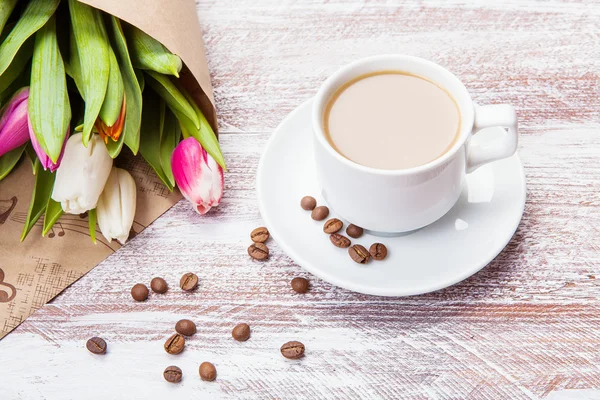 Tulipanes y taza de café — Foto de Stock