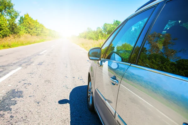 Straße und Auto verschwimmen — Stockfoto