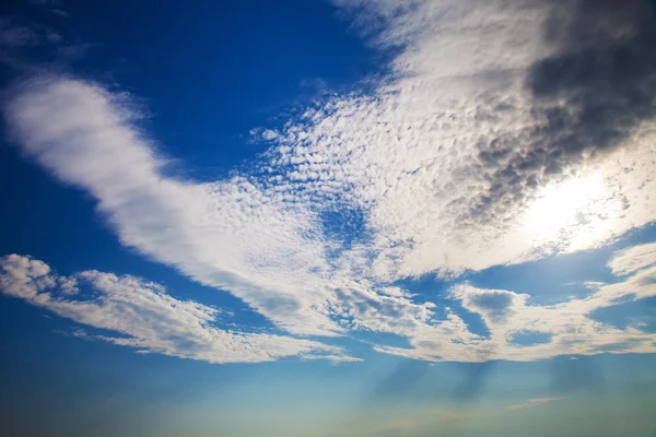 Blå himmel med skyer - Stock-foto