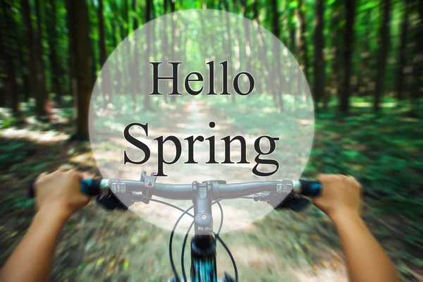 こんにちは春のレタリングと山の自転車 — ストック写真
