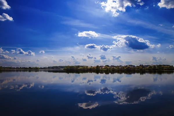 Malerischer Wald und Fluss — Stockfoto