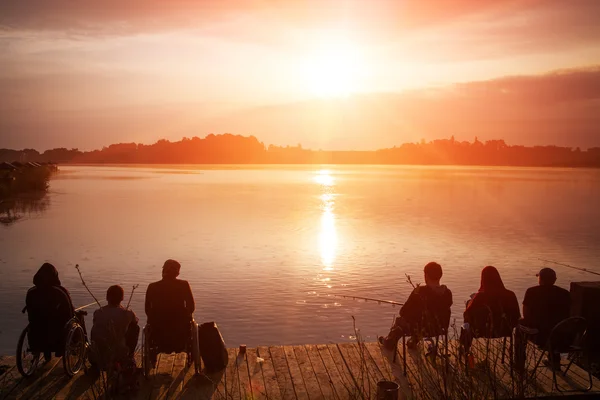 Menschen angeln bei Sonnenuntergang — Stockfoto