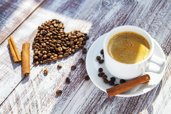 Chicchi di caffè come cuore e tazza — Foto Stock