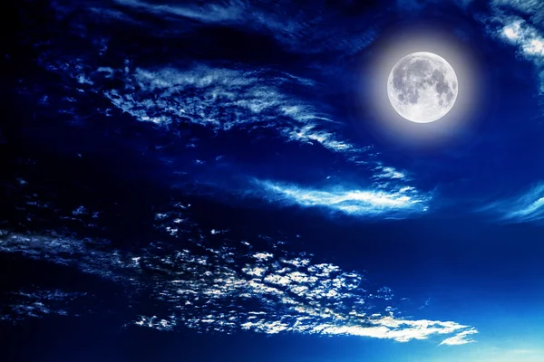 Cielo nocturno con estrellas y fondo de luna llena — Foto de Stock