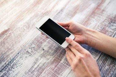 eller içinde hareket eden telefon