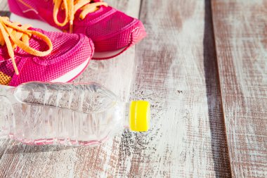 pembe spor ayakkabı, şişe suyu