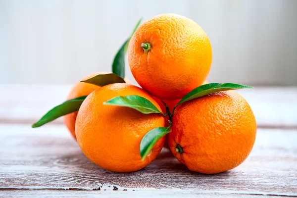 成熟的橘子，绿色的叶子 — 图库照片