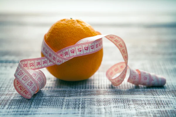 Midiendo centímetro alrededor de naranja —  Fotos de Stock