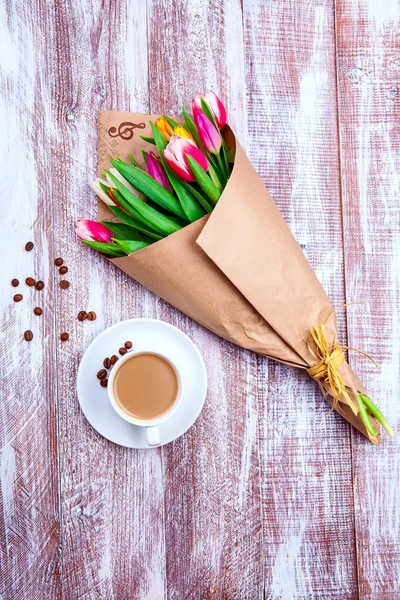 Strauß Tulpen in Papier gewickelt — Stockfoto