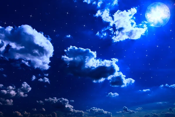 Himlen med stjärnor och fullmåne — Stockfoto