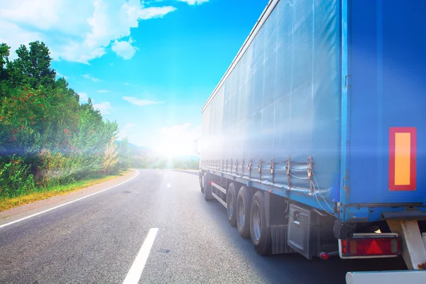 Grote vrachtwagen op snelweg — Stockfoto