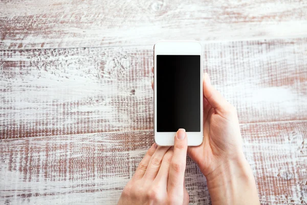 Téléphone portable dans les mains — Photo