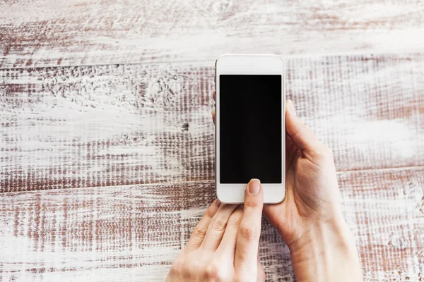 Téléphone portable dans les mains — Photo