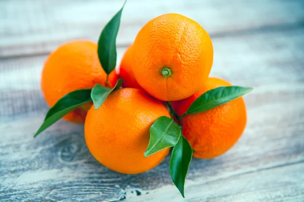 新鲜橙子用叶子 — 图库照片