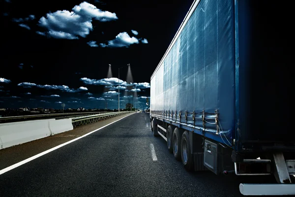 Caminhão de movimento na estrada — Fotografia de Stock