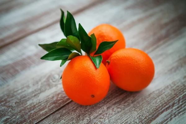 Frische Orangen mit Blättern — Stockfoto