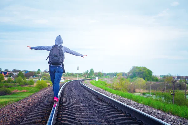 Fille marche sur les rails — Photo