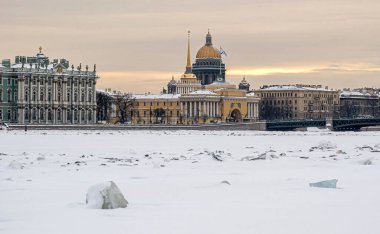 St. Petersburg 'da kış. Kış Sarayı, Deniz Kuvvetleri, St. Isaac Katedrali. Donmuş Neva 'nın buzunun görüntüsü.