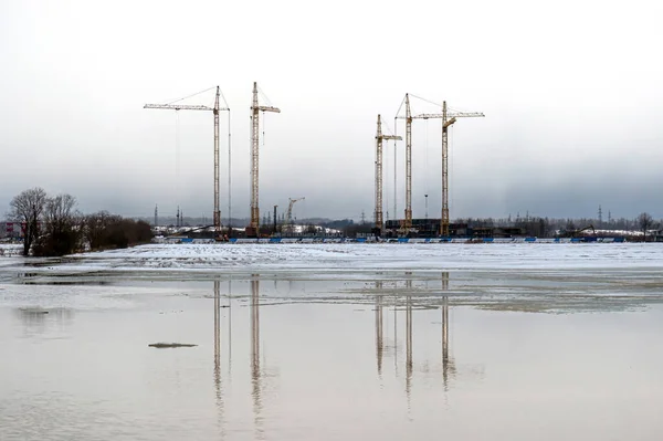 Grúas Construcción Borde Campo Inundado Agua Derretida Afueras San Petersburgo Imagen De Stock