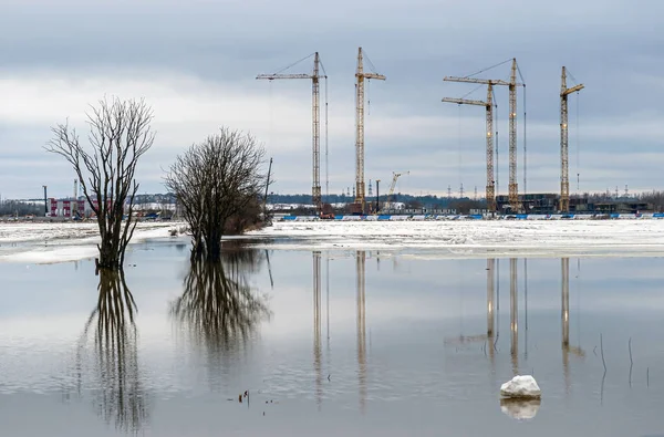 Bouwkranen Aan Rand Van Een Veld Overspoeld Met Smeltwater Buitenwijken Rechtenvrije Stockfoto's