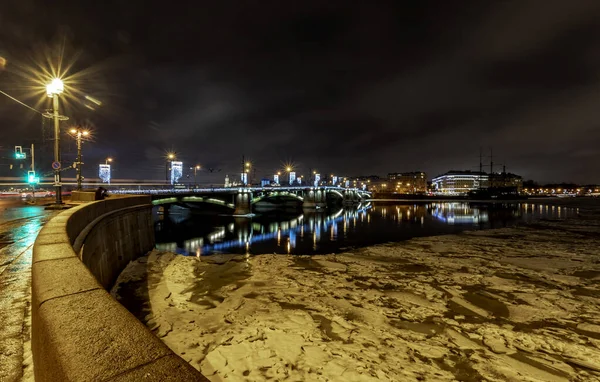 San Petersburgo Puente Intercambio Refleja Neva Por Noche Invierno —  Fotos de Stock