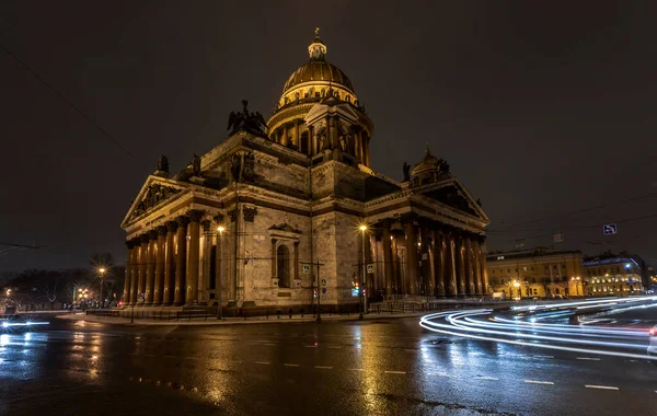 圣彼得堡 圣以撒主教座堂附近的圣以撒广场的车流 下雨了 图库图片