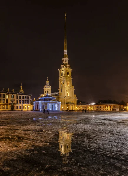 Petersburg Innenhof Der Peter Und Paul Kathedrale Bei Nacht lizenzfreie Stockfotos