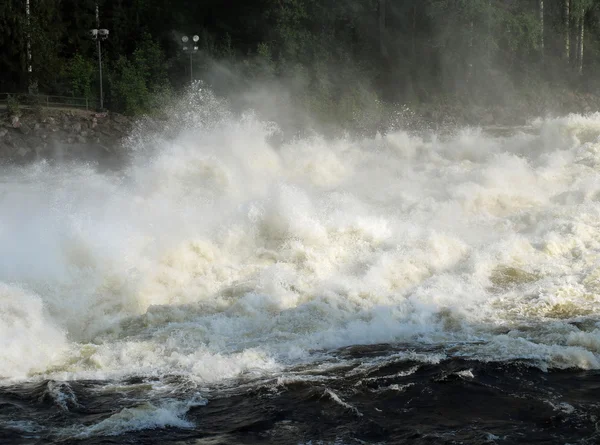 Vazamento na barragem da central hidroeléctrica — Fotografia de Stock