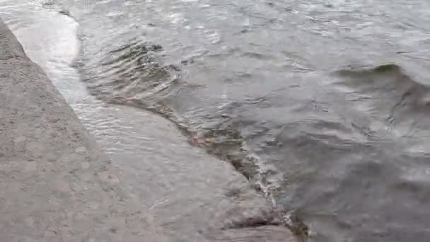 Воды Невы — стоковое видео