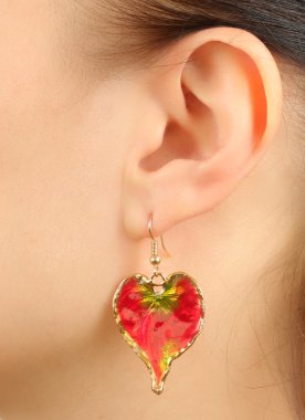 Kadın kulak Küpeli