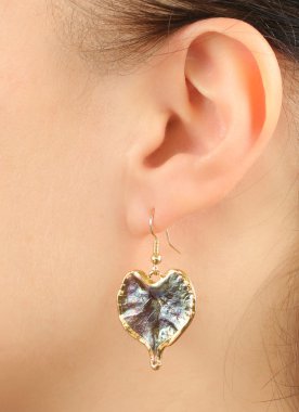 Kadın kulak Küpeli